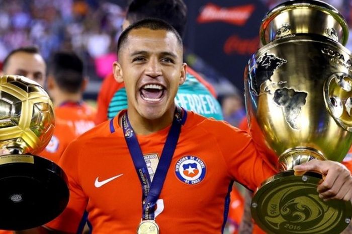 Alexis Sanchez meluapkan kegembiraan usai berhasil memenangi gelar Copa America 2016 dan menjadi pemain terbaik, Minggu (26/6/2016) atau Senin pagi WIB.