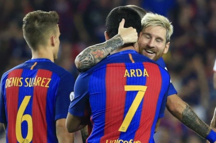 Ikon FC Barcelona, Lionel Messi, memeluk Arda Turan dalam pertandingan leg kedua Piala Super Spanyol kontra Sevilla di Camp Nou, 17 Agustus 2016.