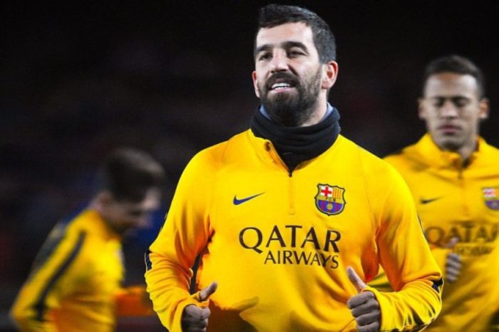 Gelandang Barcelona, Arda Turan, saat melakukan sesi pemanasan jelang pertandingan leg pertama babak 16 besar Copa del Rey menghadapi Espanyol di Camp Nou, Barcelona, Spanyol, pada 6 Januari 2016.