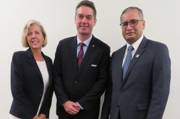 Dari kiri ke kanan,  Martha Deacon (Director Member Komite Olimpiade Kanada), Poul-Erik Høyer (Presiden BWF), dan Anil Kaul (Presiden Bulu Tangkis Kanada) berpose setelah BWF Meeting di Australia, Rabu (7/6/2017).