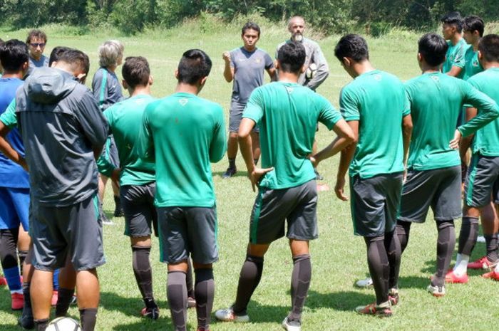 Asisten pelatih timnas Indonesia, Bima Sakti, memberikan instruksi pada latihan tim di  Lapangan Jagorawi Golf & Country Club, Selasa (1/5/2018).