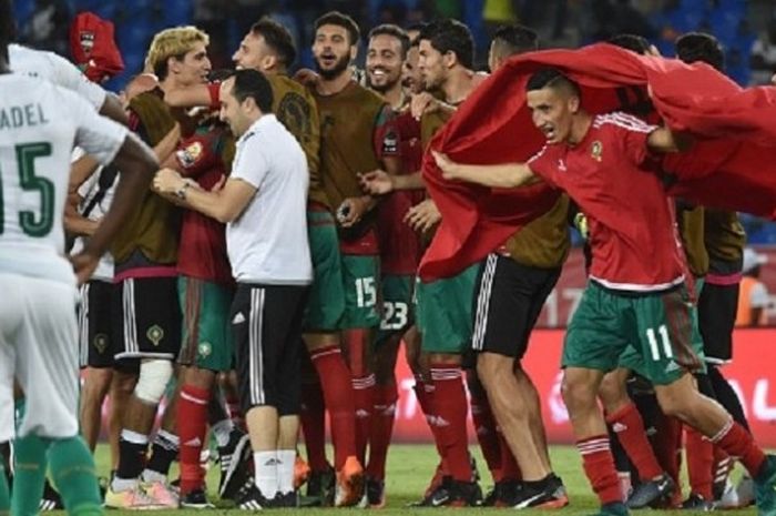 Para pemain Maroko merayakan keberhasilan ke perempat final Piala Afrika 2017 seusai mengalahkan juara bertahan Pantai Gading, Selasa (24/1/2017). 