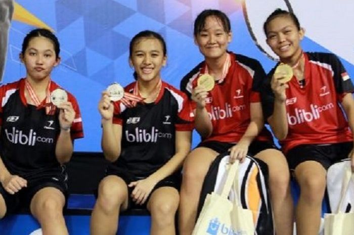 Agatha Imanuela/Siti Fadia Silva Ramadhanti (kanan) meraih juara pada nomor ganda putri kategori U-17 pada ajang Blibli.com Badminton Asia U-17 & U-15 Junior Championship 2016.