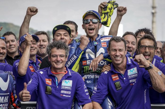    Valentino Rossi merayakan keberhasilannya finis di urutan kedua saat balapan MotoGP Jerman di Sirkuit Sachsenring, Jerman, Minggu (15/7/2018).   