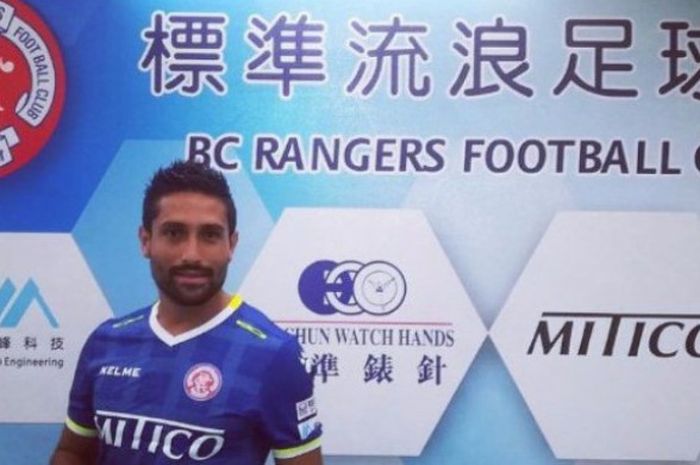 Pemain seleksi Persela Lamongan, Gaston Castano, saat diperkenalkan sebagai pemain baru klub asal Hongkong, Hongkong Rangers FC, pada Agustus 2017.