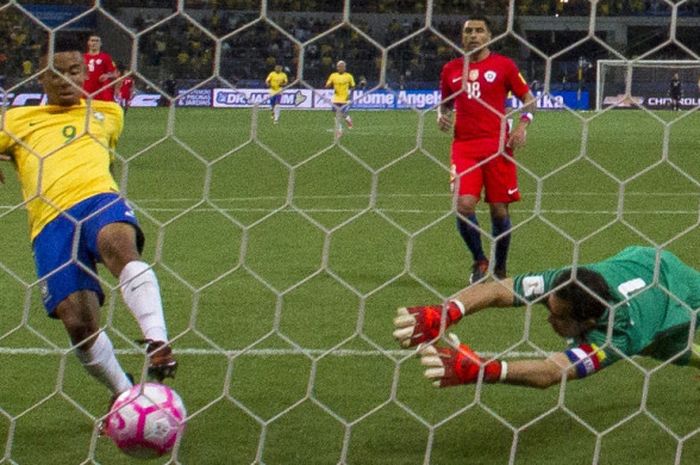 Striker Brasil, Gabriel Jesus (kiri), menjebol gawang kiper Cile, Claudio Bravo, dalam laga Kualifikasi Piala Dunia 2018 zona Amerika Selatan di Sao Paulo, Brasil, pada 10 Oktober 2017.