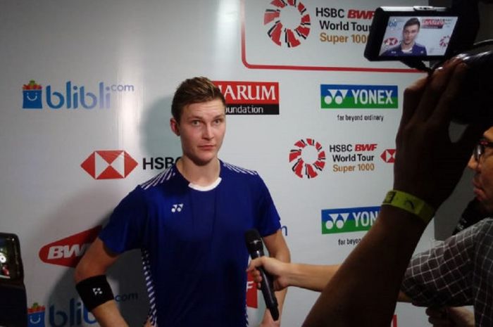 Pebulu tangkis tunggal putra Denmark, Viktor Axelsen, menjawab pertanyaan media di area mixed zone setelah menjalani laga semifinal turnamen Blibli Indonesia Open 2018 di Istora Senayan, Jakarta, Sabtu (7/7/2018).