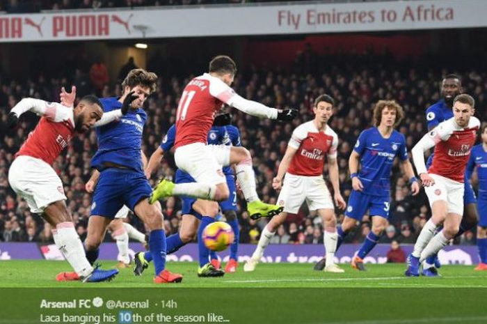 Penyerang Arsenal, Alexandre Lacazette, menyepak bola dalam laga pekan ke-23 Liga Inggris melawan Chelsea, Sabtu (19/1/2019) di Stadion Emirates, London.