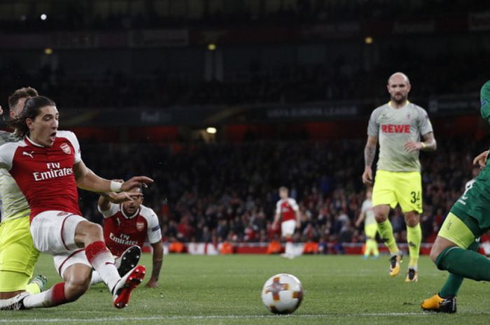 Aksi bek sayap Arsenal, Hector Bellerin (kedua dari kiri), saat mencetak gol ke gawang FC Koeln dalam laga  Grup H Liga Europa 2017-2018 di Stadion Emirates, London, Inggris, pada Kamis (14/9/2017).