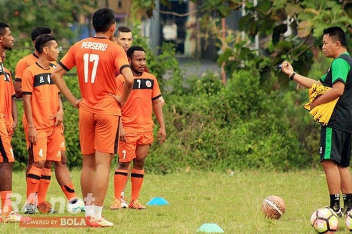 Pelatih Perseru Serui, Agus Yuwono, memberikan instruksi kepada pemainnya saat latihan di Lapangan Tunjung Sekar Kota Malang pada 7 Juni 2017.