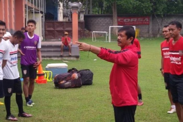 Pelatih Indra Sjafri tengah memberikan pengarahan kepada pemain Bali United seusai menggelar latihan di lapangan Trisakti, Kuta, Selasa (25/10/2016) pagi. 
