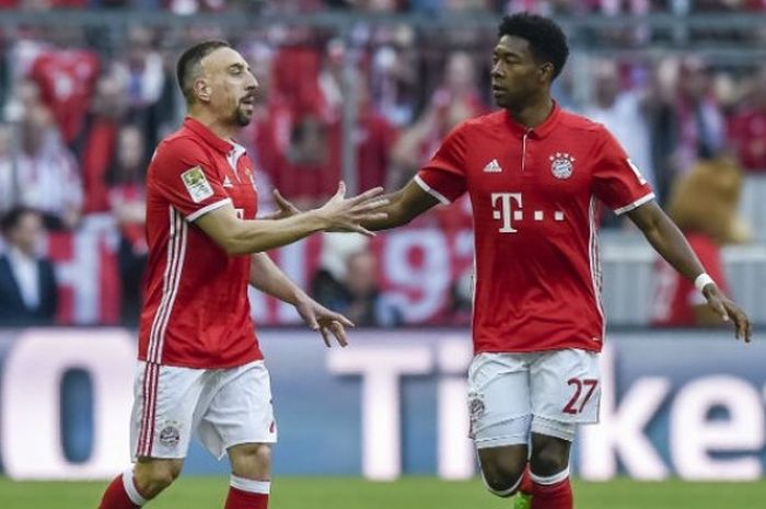 Gelandang FC Bayern, Franck Ribery, merayakan golnya bersama David Alaba dalam pertandingan Liga Jerman kontra Borussia Dortmund di Stadion Allianz Arena, Muenchen, Sabtu (8/4/2017). 