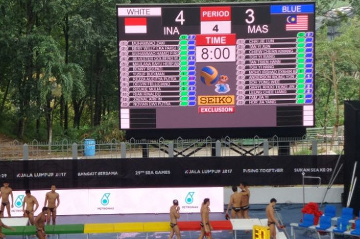 Papan skor laga polo air SEA Games 2017 antara Indonesia kontra Malaysia di National Aquatic Centre, Kawasan Sukan Nasional Bukit Jalil, Kuala Lumpur, Selasa (15/8/2017) pagi. 