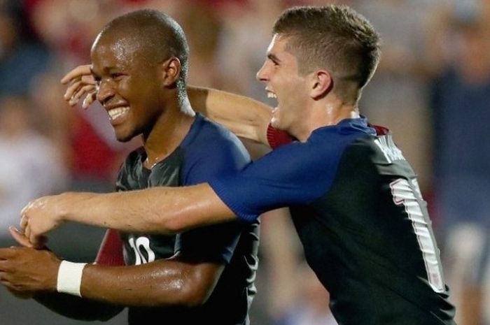 Gelandang Darlington Nagbe (kiri) dan striker Christian Pulisic merayakan gol tunggal AS ke gawang Ekuador pada laga persahabatan international di Stadion Toyota, Texas pada 25 Mei 2016.  