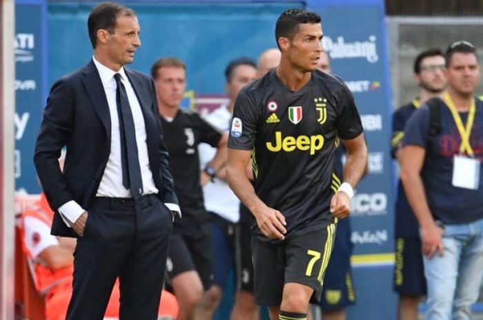 Massimiliano Allegri (kiri) dan Cristiano Ronaldo dalam partai Liga Italia antara Chievo vs Juventus di Stadio Marc'Antonio Bentegodi, Verona, 18 Agustus 2018.