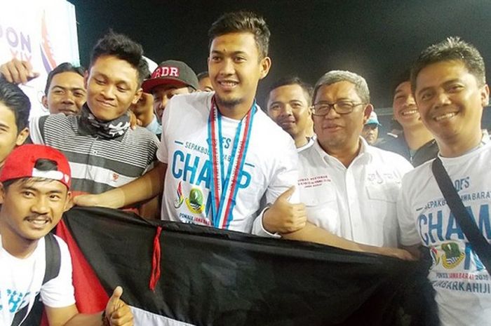 Penjaga gawang tim sepak bola Jawa Barat, Muhammad Natshir, berfoto bersama Gubernur Jabar, Ahmad Heryawan sambil membentangkan bendera Palestina saat merayakan keberhasilannya mempersembahkan mendali emas di PON 2016 Jabar.