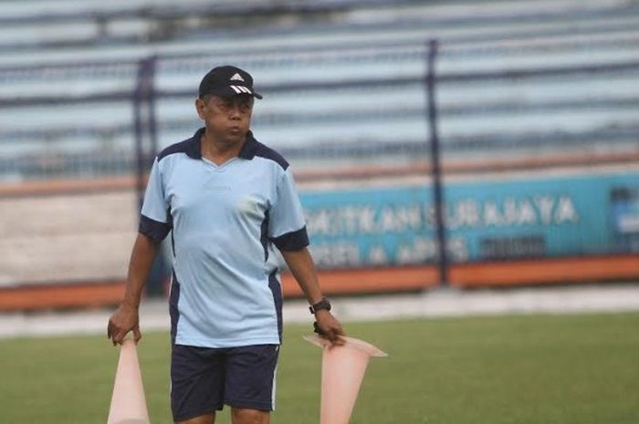 Pelatih Persela, Herry Kiswanto dalam sesi latihan timnya di Stadion Surajaya, Lamongan. 
