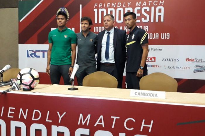 Kapten Timnas Indonesia Fachruddin Aryanto dan Pelatih Timnas  Indonesia Luis Milla (dua dari kiri), saat konferensi pers bersama Pelatih Kamboja Leonardo Vitorino (dua dari kanan) di Hotel Aston, Kota Bekasi, Selasa (3/10/2017).