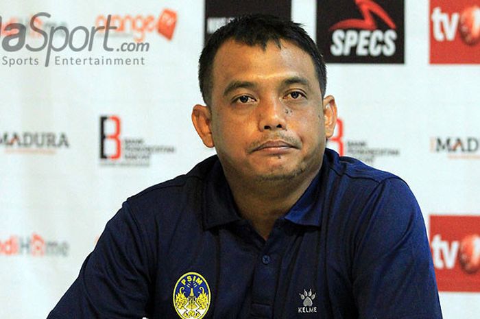 Pelatih PSIM Yogyakarta, Erwan Hendarwanto, berbicara kepada media usai pertandingan melawan Madura FC pada laga Liga 2 2018 di Stadion A Yani Sumenep, Jawa Timur, Kamis (26/04/2018) sore.