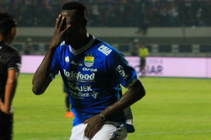 Striker Persib Bandung asal Chad, Ezechiel N'Douassel saat merayakan gol ke gawang PSIS pada pekan ke-14 Liga 1 2018 di Stadion Gelora Bandung Lautan Api, Minggu (8/7/2018). 