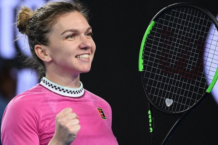 Petenis tunggal putri Rumania, Simona Halep, melakukan selebrasi seusai memastikan kemenangan atas Kaia Kanepi (Estonia) pada babak kesatu Australian Open 2019, Selasa (15/1/2019).