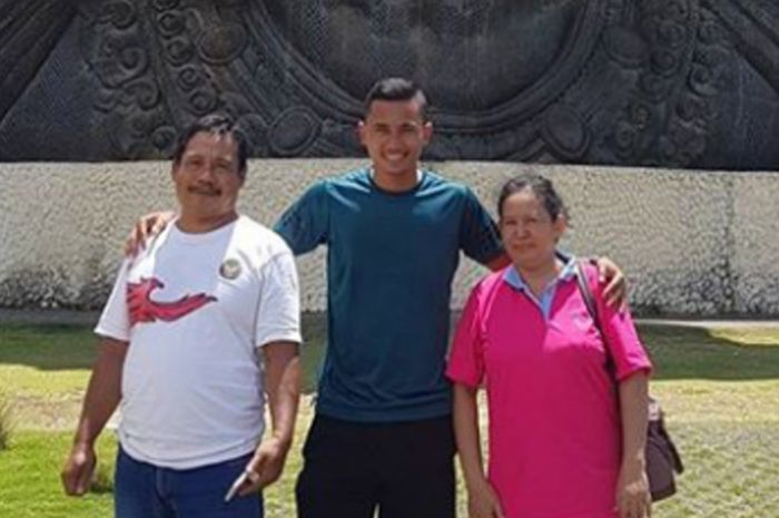 Bek Bali United, Ricky Fajrin, berfoto dengan ayah dan ibunya.
