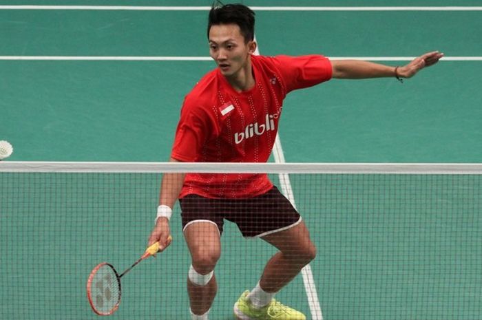 Pebulu tangkis tunggal putra Indonesia, Ihsan Maulana Mustofa, mengembalikan kok pukulan lawannya, Firman Abdul Kholik, pada babak kedua Indonesian Masters di Gedung Dome, Balikpapan, Kalimantan Timur, Kamis (8/9/2016). Ihsan menang lewat permainan tiga gim, 15-21, 21-9, 21-17.