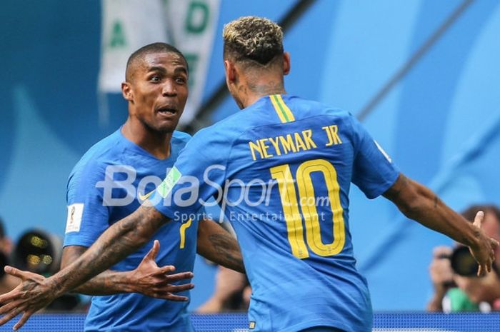  Pemain Brasil, Douglas Costa dan Neymar, merayakan gol kedua pada laga kontra Kosta Rika di Saint-Petersburg Stadium pada Jumat, 22 Juni 2018. 