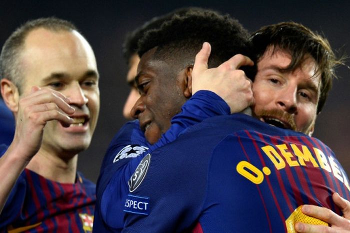   Pemain FC Barcelona, Ousmane Dembele (tengah), dipeluk Lionel Messi seusai mencetak gol ke gawang Chelsea dalam laga leg kedua babak 16 besar Liga Champions di Stadion Camp Nou, Barcelona, Spanyol, pada 14 Maret 2018.  