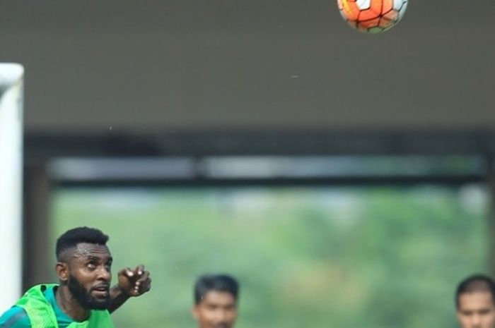 Bek Yanto Basna menyundul bola saat mengikuti seleksi tahap kedua tim nasional Indonesia di Stadion Pakansari, Selasa (16/8/2016). 