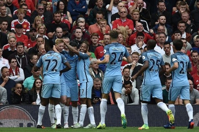 Para pemain Manchester City merayakan gol Kevin De Bruyne ke gawang Manchester United pada lanjutan Premier League di Stadion Old Trafford, Sabtu (10/9/2016).