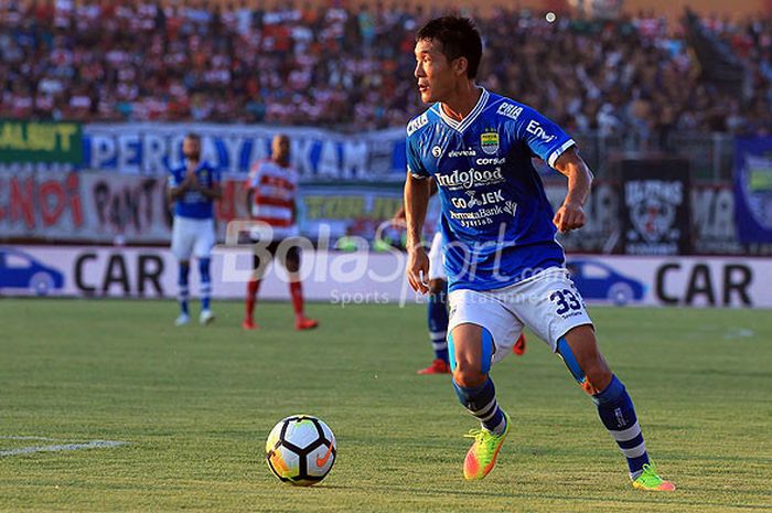 Gelandang Persib Bandung, Oh In-kyun, saat tampil melawan Madura United pada pekan ketujuh Liga 1 2018 di Stadion Gelora Ratu Pamellingan Pamekasan, Jawa Timur, Jumat (04/05/2018) sore.