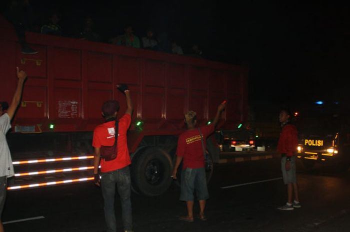 Pasoepati saat turut memberikan penjagaan kepada para bonek yang menuju ke Surabaya dari Bantul.