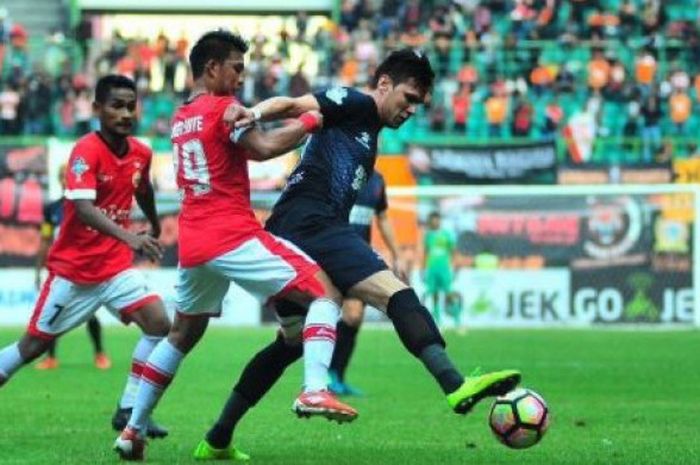 Pavel Purishkin saat melindungi bola dari gelandang Persija Jakarta, Sandi Sute, di Stadion Patriot, Bekasi, Selas (16/8/2017).