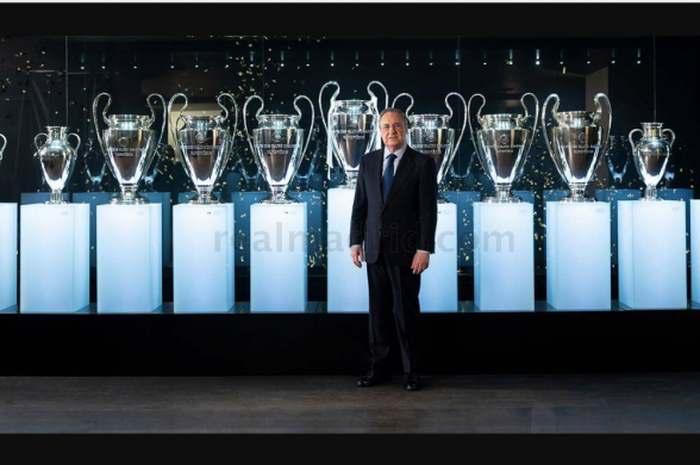 Presiden Real Madrid, Florentino Perez, berfoto bersama 13 trofi Liga Champions.