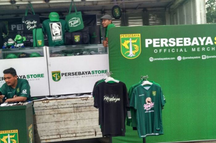 Mobil yang merupakan toko resmi Persebaya hadir di Stadion Gelora Bandung Lautan Api, Kota Bandung, Rabu (15/11/2017) sore. 