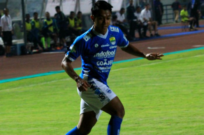 Winger Persib Bandung, Febri Hariyadi saat melawan PSIS Semarang pada pekan ke-14 Liga 1 2018 di Stadion Gelora Bandung Lautan Api, Minggu (8/7/2018). 