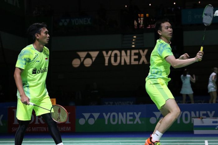 Pasangan ganda putra Indonesia, Mohammad Ahsan/Hendra Setiawan, mengembalikan kok ke arah Kim Astrup/Anders Skaarup Rasmussen (Denmark) pada babak kedua Jerman Terbuka yang berlangsung di Innogy Sportshalle, Mulheim an der Ruhr, Jerman, Kamis (8/3/2018).