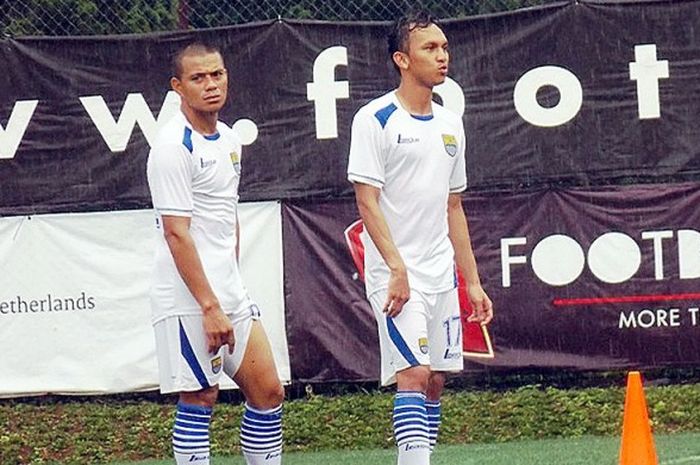 Pemain Persib Bandung, Tantan (kiri) dan Rachmad Hidayat, saat berlatih di Lapangan Progresif Football, Soekarno-Hatta, Bandung.