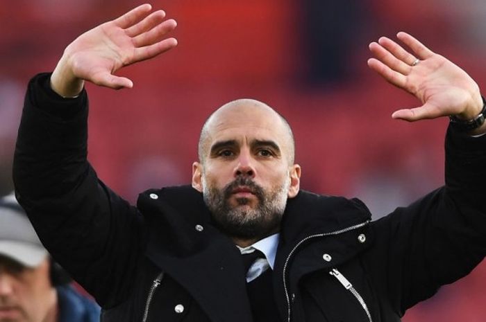 Manajer Manchester City, Pep Guardiola, merayakan kemenangan timnya atas Southampton dalam partai Liga Inggris di St Mary's Stadium, Sabtu (16/4/2017).