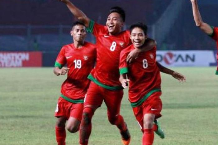  Pemain Indonesia Evan Dimas (2 dari kanan), Muhammad Hargianto (nomor 8), Zulfriandi (nomor 19) dan Muchlis Hadi Ning (kanan) berselebrasi setelah Evan membobol gawang Korea Selatan pada pertandingan kualifikasi Piala Asia U-19 di Stadion Utama Gelora Bung Karno, Jakarta, Sabtu (12/10/2013). Indonesia lolos ke putaran final Piala Asia U-19 yang akan berlangsung di Myanmar tahun depan, setelah menang dengan skor 3-2. 