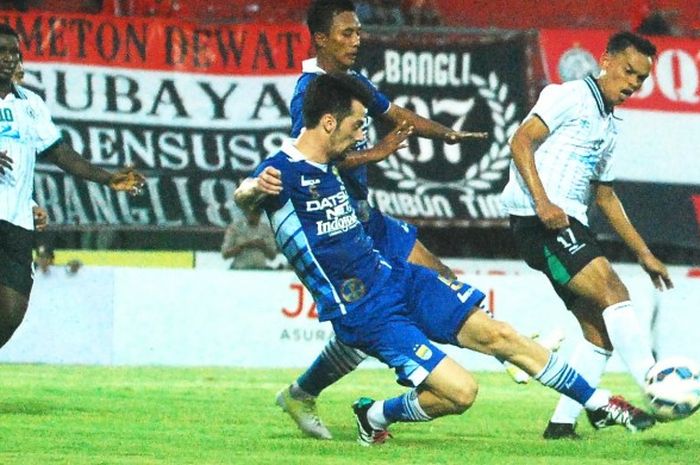 Gelandang Persib, Marko Krasic (depan) saat bertanding kontra PSS Sleman di Stadion Kapten I Wayan Dipta, Gianyar, Kamis (18/2/2016). 