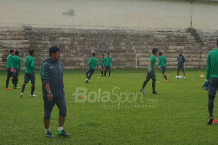 Pelatih timnas U-19 Indonesia, Indra Sjafri, menyaksikan latihan anak asuhnya di Stadion Padonmar, Yangon pada Minggu (10/9/2017).