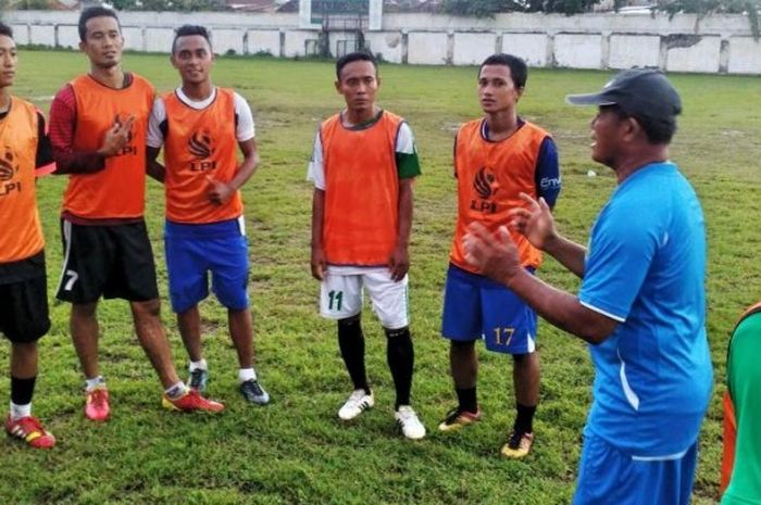 Pelatih Persebaya, Ahmad Rosyidin saat memberi arahan pada Arif Sinchan Alfiansyah dkk dalam latihan rutin di lapangan Persebaya, Senin (10/10).