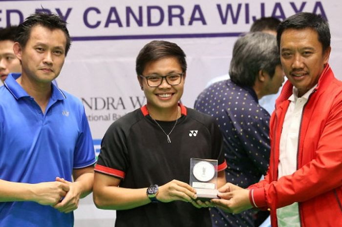 Pebulu tangkis ganda putri nasional, Apriyani Rahayu, berpose dengan Menteri Pemuda dan Olahraga Imam Nahrawi dan pemain legenda Candra Wijaya, seusai menerima penghargaan dari Candra Wijaya International Badminton Center di Tangerang Selatan, Selasa (19/12/2017).