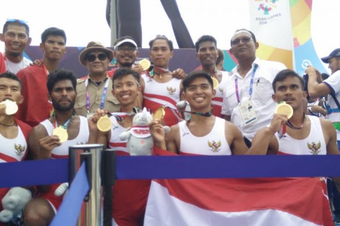 Tim rowing Indonesia nomor LM8- berpose dengan medali emas setelah pertandingan di Jakabaring Spory City, Palembang, Jumat (24/8/2018).