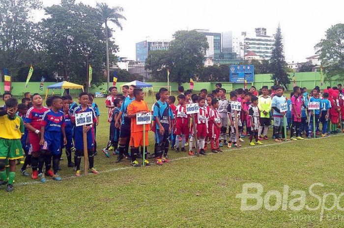 Para peserta mengikuti pembukaan turnamen sepak bola gelaran Askot PSSI Medan di Stadion Kebun Bunga, Jumat (27/10/2017).
