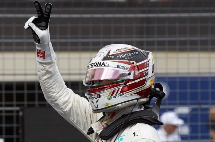 Selebrasi Lewis Hamilton (Mercedes) usai berhasil meraih pole position pada sesi kualifikasi F1 GP Prancis 2018 yang berlangsung pada Sabtu (23/6/2018).