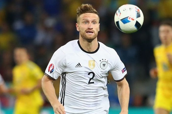 Aksi bek timnas Jerman, Shkodran Mustafi, mengejar bola dalam laga kontra Ukraina pada fase grup Pala Eropa di Lille, 12 Juni 2016.