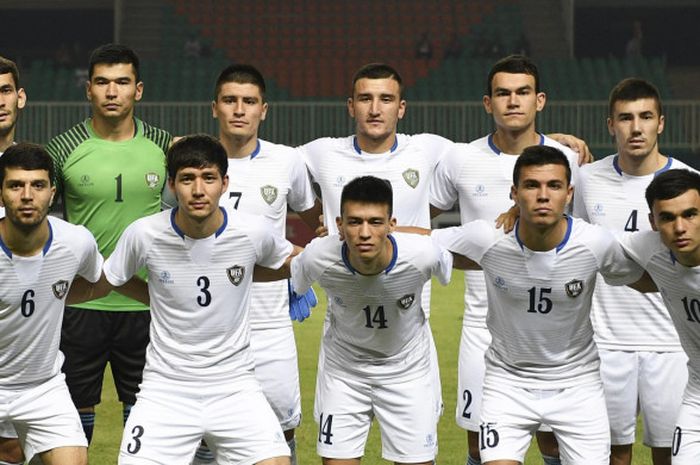 Para pemain Timnas U-23 Uzbekistan berpose sebelum melakoni laga kontra Timnas U-23 Thailand untuk laga pamungkas Grup B sepak bola Asian Games 2018 di Stadion Pakansari, Kab Bogor, 19 Agustus 2018. 